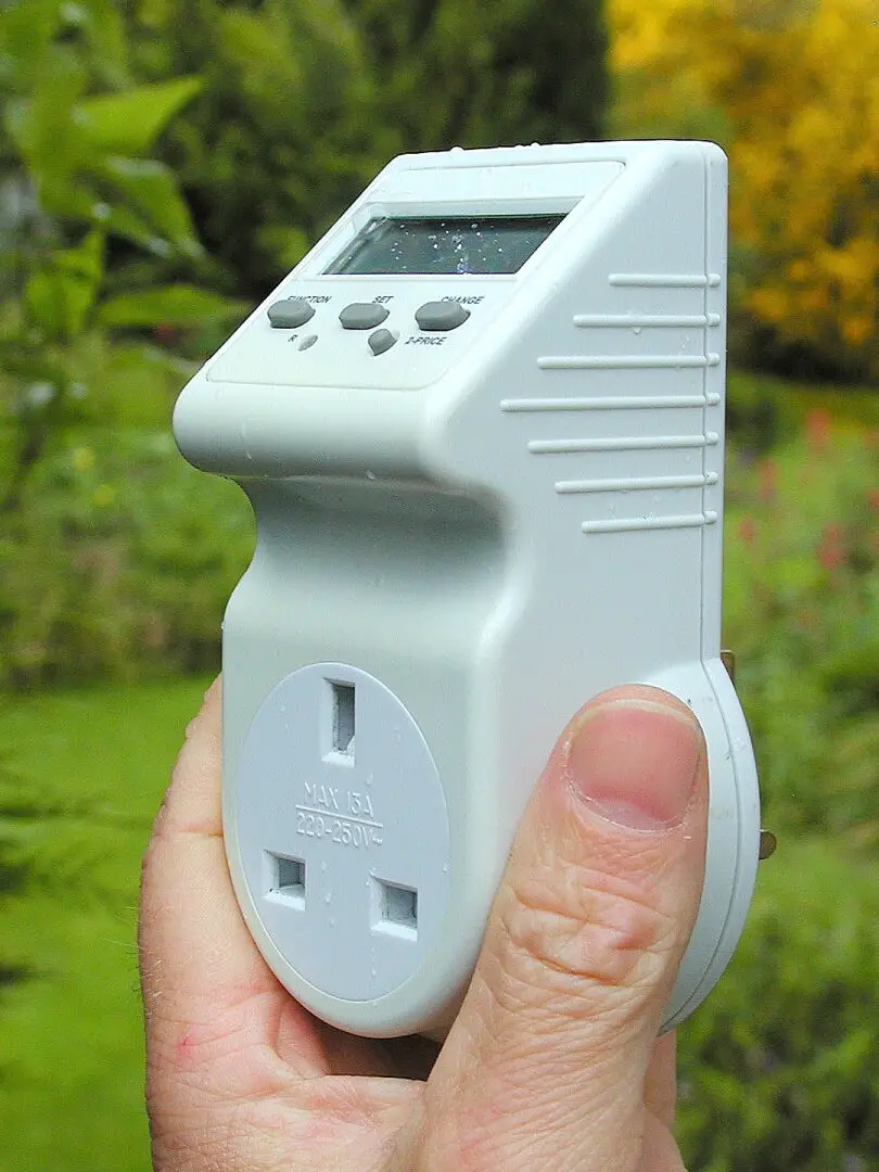 Comprobación del consumo de energía de los electrodomésticos con un monitor de energía...