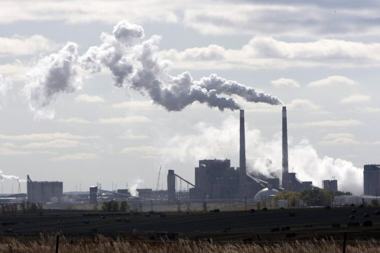 Contaminación del aire por una central eléctrica de gas natural y carbón.